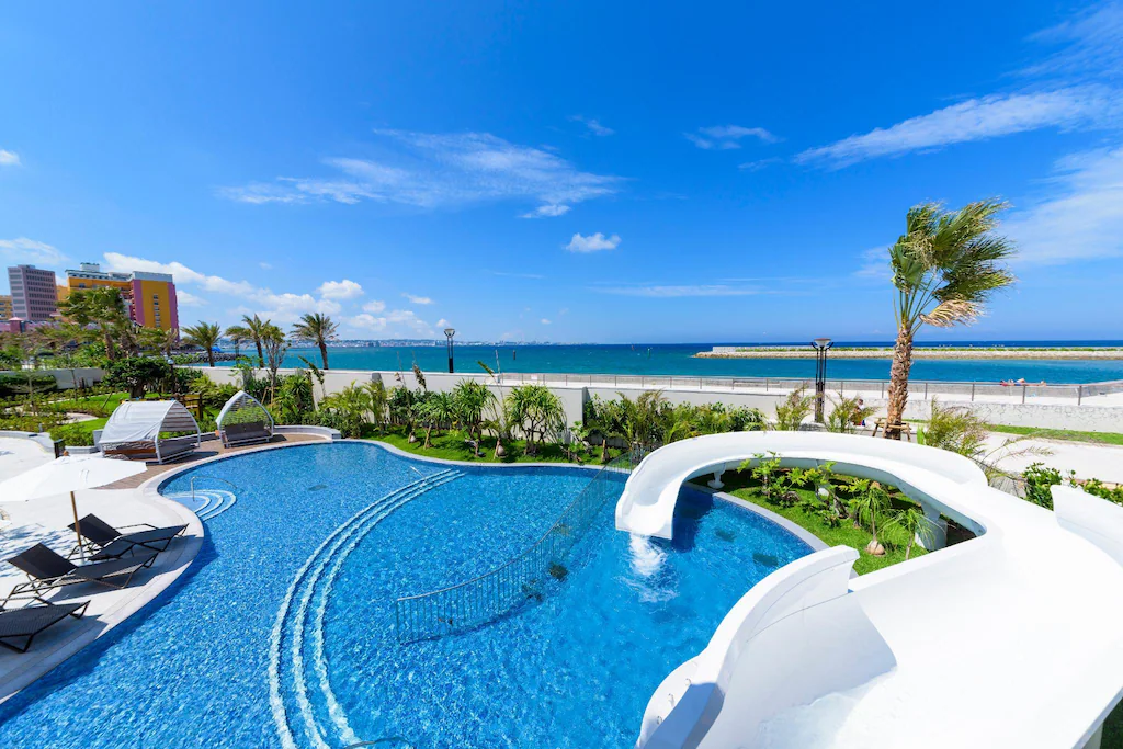 더블트리-오키나와-수영장