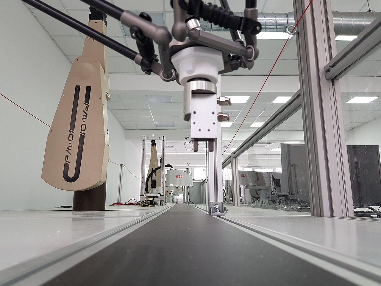 Industry 4.0 디지털 로봇 제조 연구실 사진. 실제 이노소프트 현장 사진이 아님.