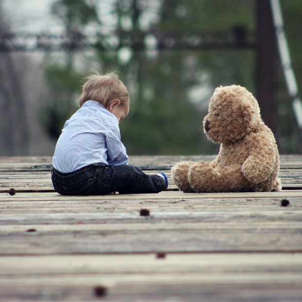 곰인형과 함께 있는 아기