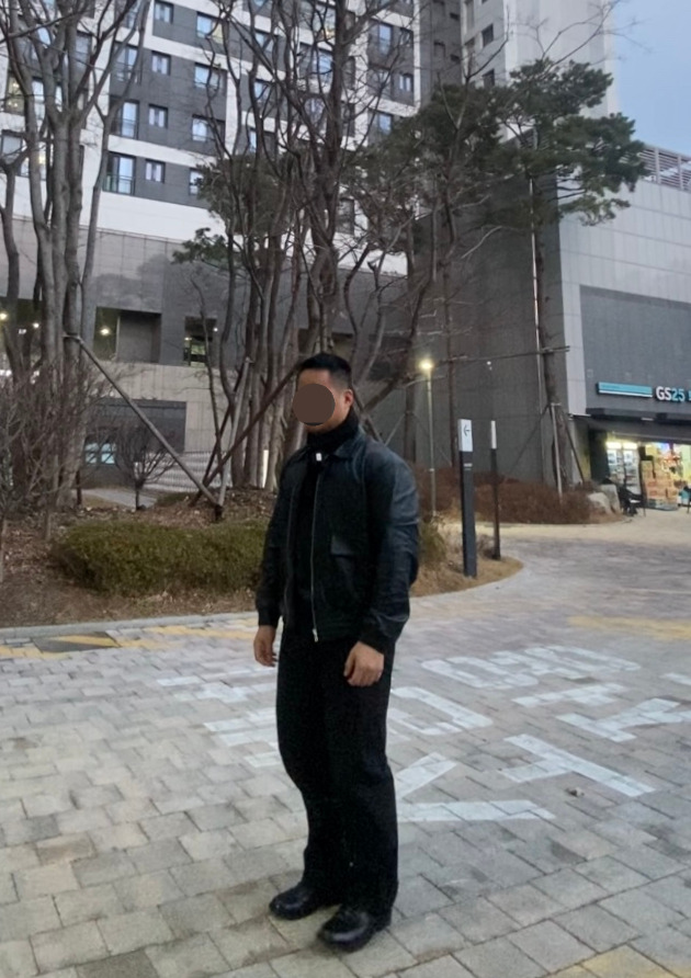 데일리룩('26. 3. 6.)스페로네 스탠다드 카라 A-2 재킷, 아이라이크큐 빈티지 목도리 머플러, 무신사스탠다드 레플리카 퍼티그 팬츠, 킨치 구두 더비슈즈 SHOWER 808