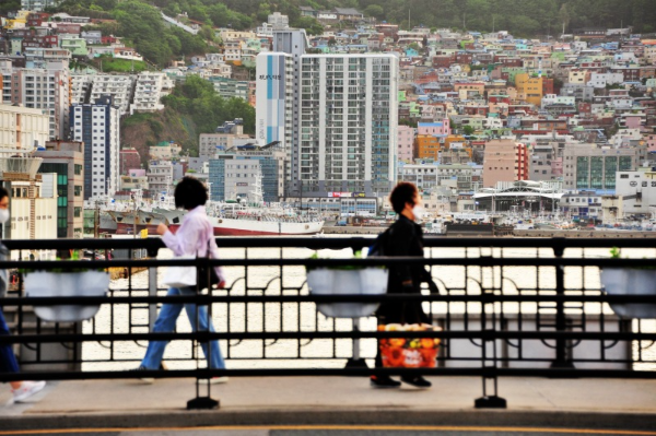 신 영도대교 뒤로 보이는 충무동 풍경