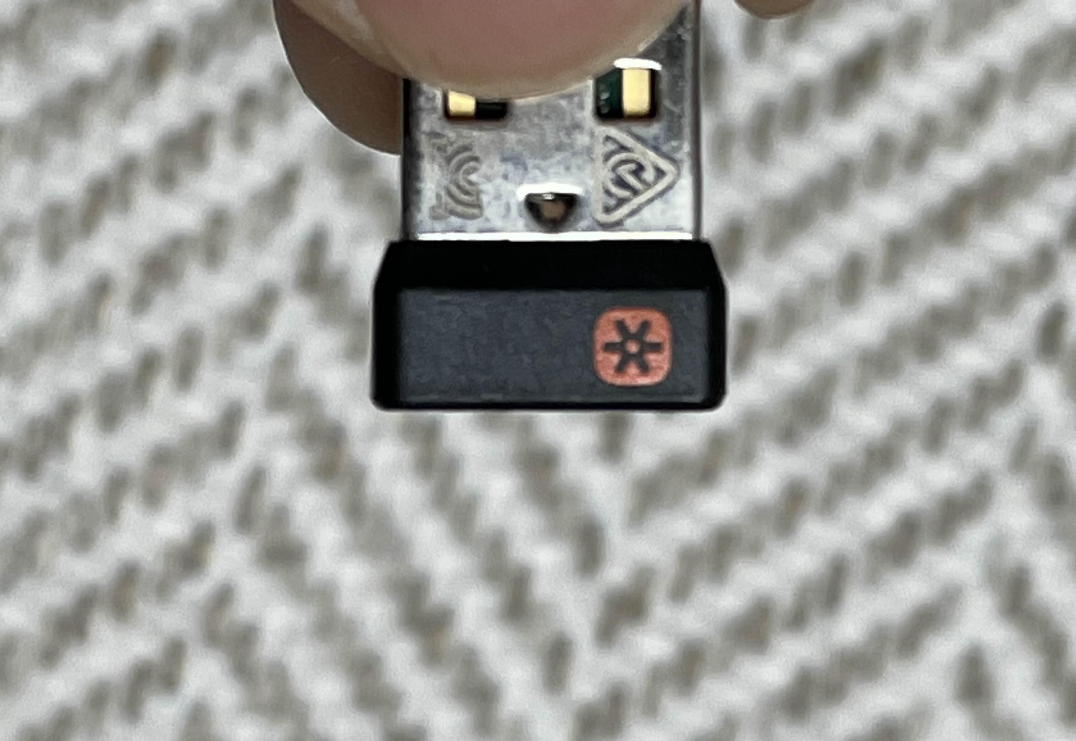 로지텍 MX KEYS 무선 키보드 동글 측면