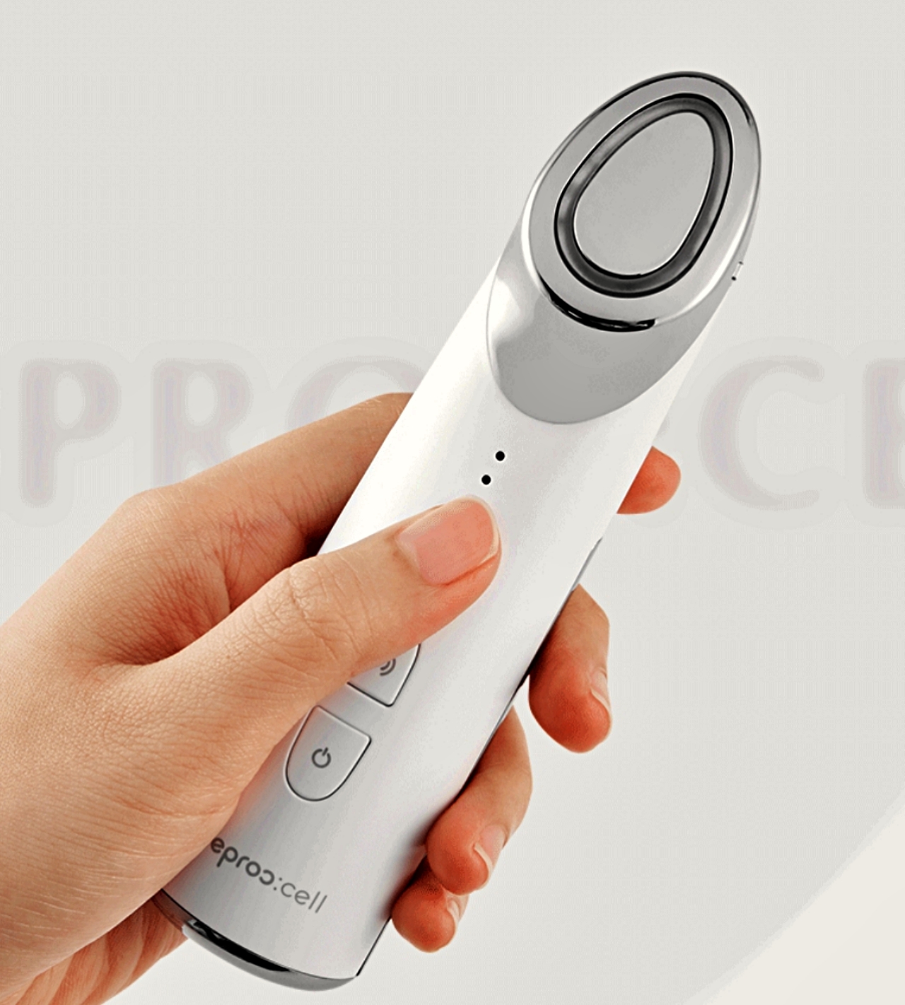 비프록셀 고주파마사지기 갈바닉 뷰티디바이스 들고 있는 손