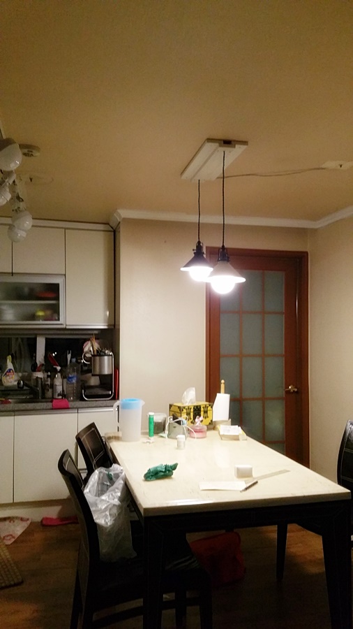 식탁위로 펜던트등을 옮긴모습