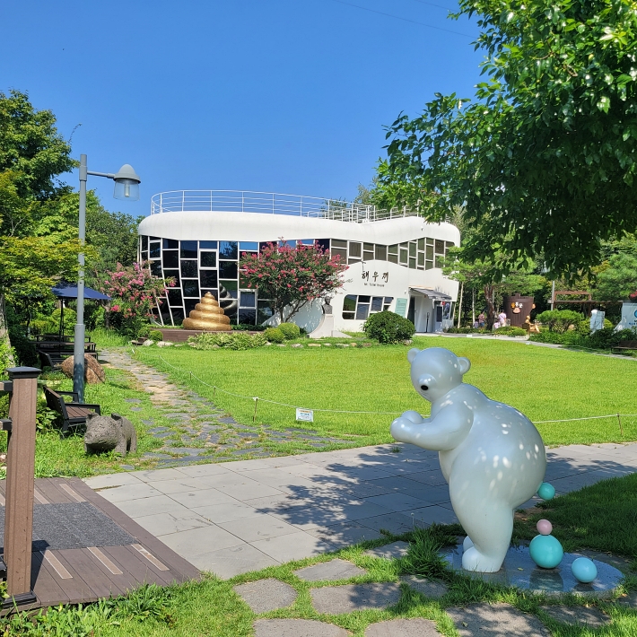 수원 해우재 전경, 응가하는 곰 조각상이 매우 인상적이다