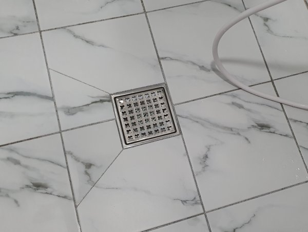 화이트색상 화장실 타일 바닥