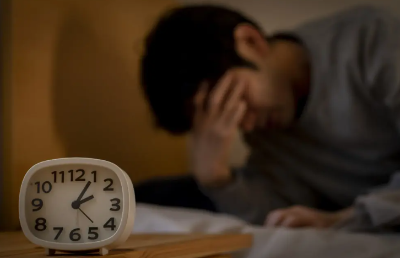 잠들지 못하는 남성