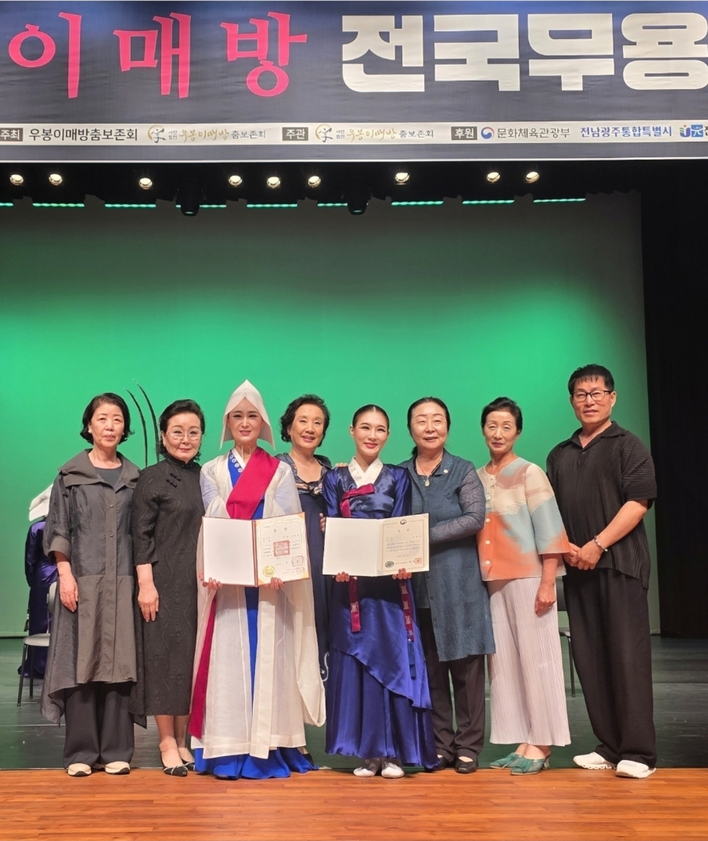 심사위원선생님들과 함께 찍은 사진