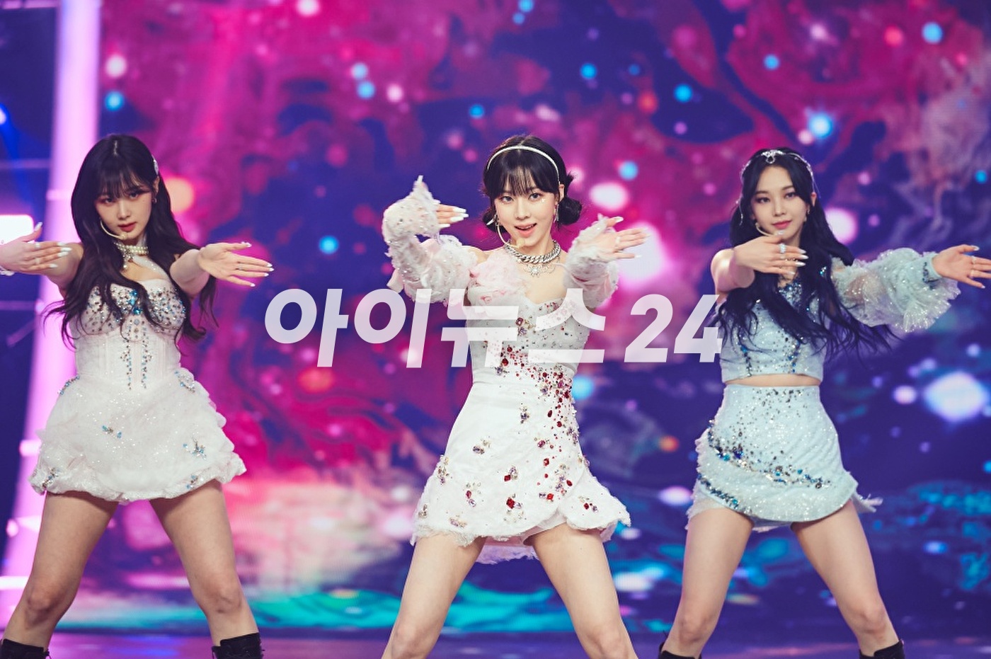 그룹 에스파(aespa)가 31일 오후 진행된 &#39;2021 MBC 가요대제전&#39;에 참석해 멋진 무대를 선보이고 있다. [사진=MBC]