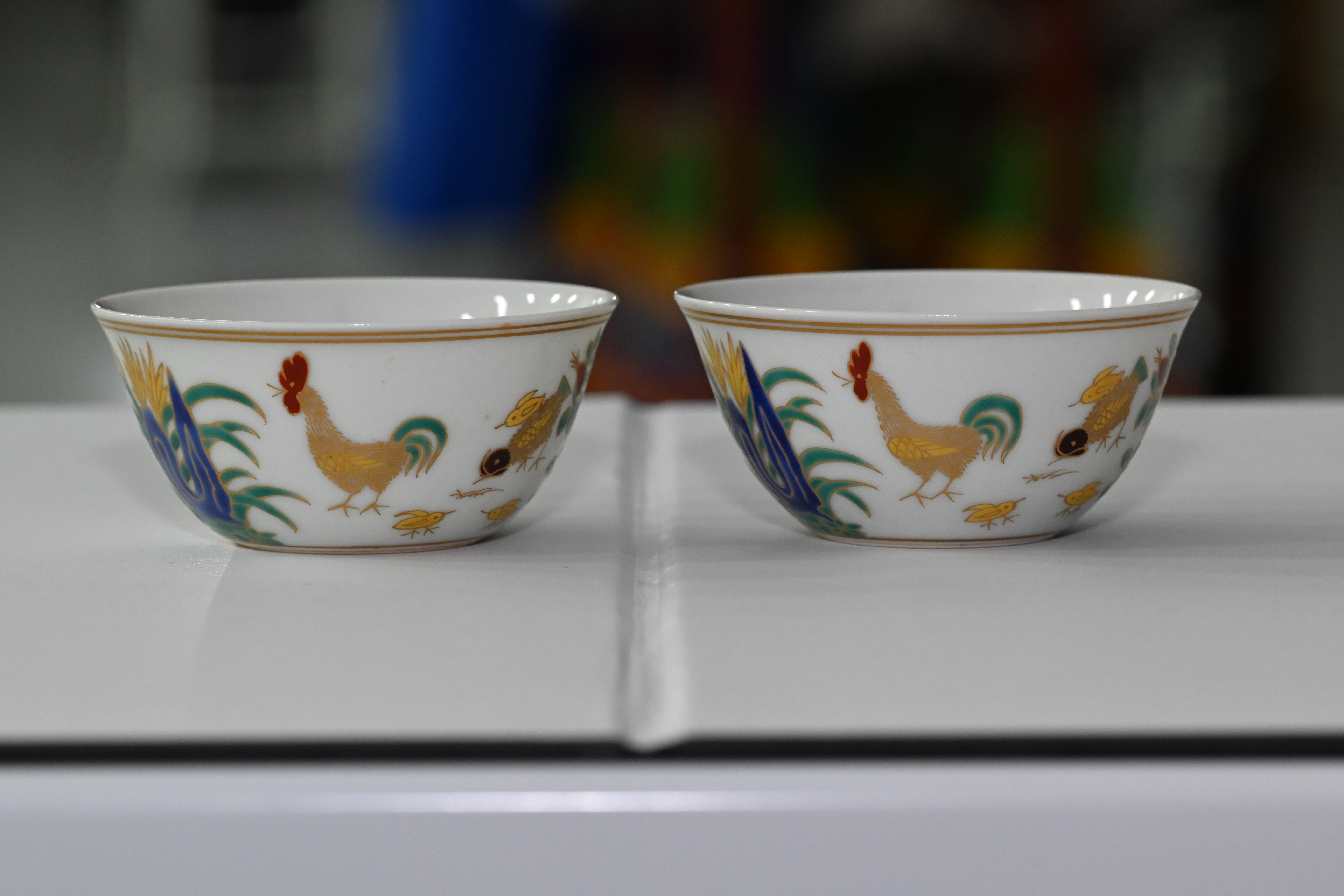 * **名称 Description:** 明代成化年鸡缸杯 (명대 성화년 계항배)
* **年代 Period:** 明 代 (명대)
* **质地 Quality:** 陶 瓷 (도자)
* **尺寸 Size:** 高: 3.8cm 口径: 8cm (높이: 3.8cm, 입지름: 8cm)
* **质量 Weight:** 一对 (한 쌍)
