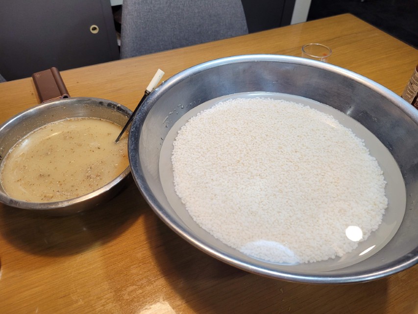 누룩과 찹쌀 1kg 깨끗이 씻어 4~6시간 불린 모습