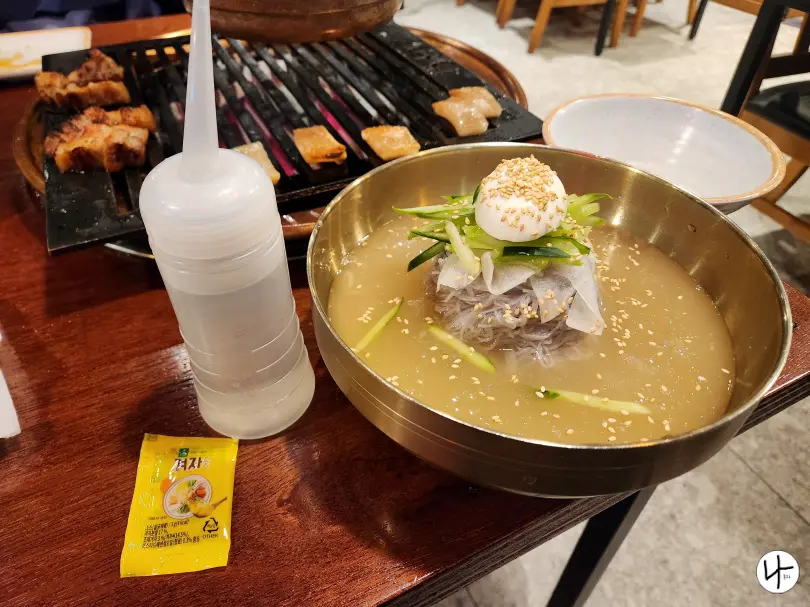 물냉면과-식초-겨자