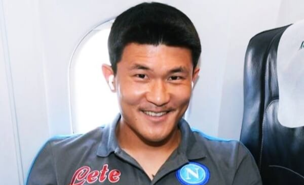 웃고있는-김민재-축구선수