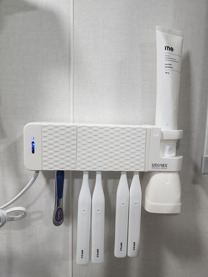 벽에 설치된 칫솔 살균 건조기