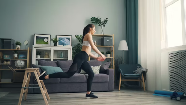 실에서 하체 운동을 하는 여성, 실내 공간에서 홈트레이닝 중인 모습