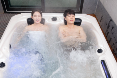 반신욕하는부부