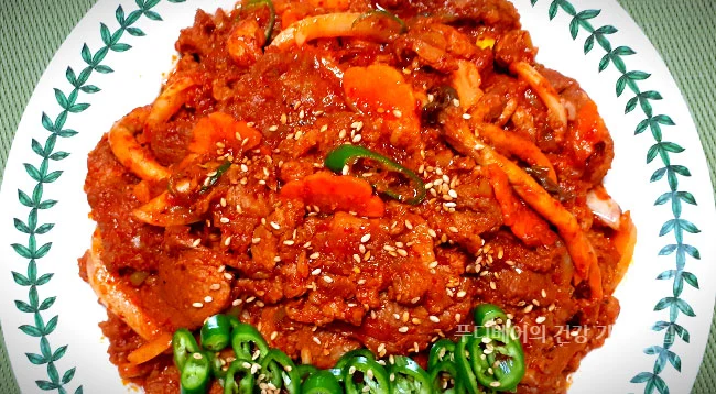 완성된-고소하고-쫄깃한-매콤달콤-돼지주물럭-제육볶음이-넓은-접시에-담겨져-있음-채썬-파란-청양고추가-올려져-있음