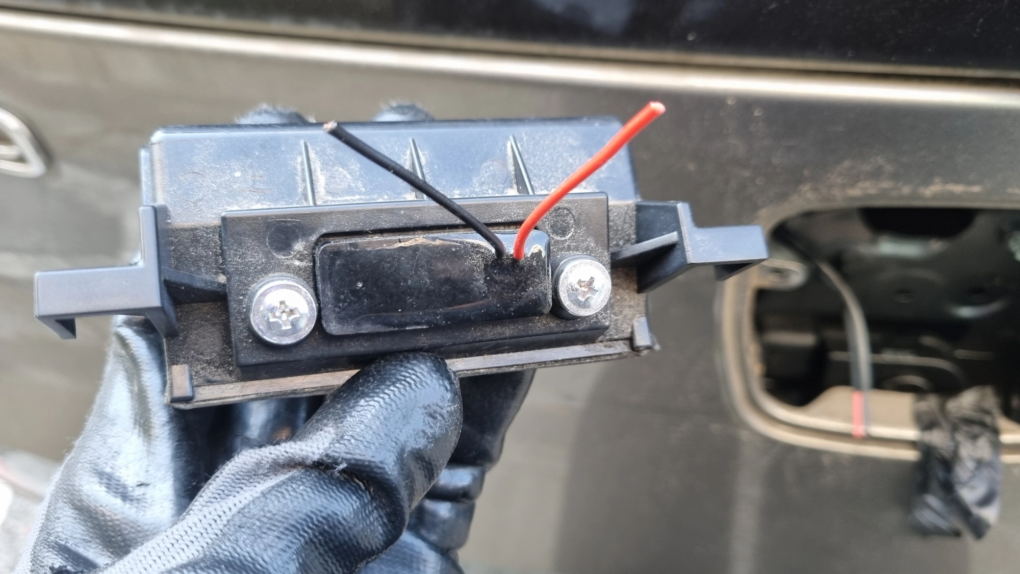 트렁크 버튼 고정 볼트 위치