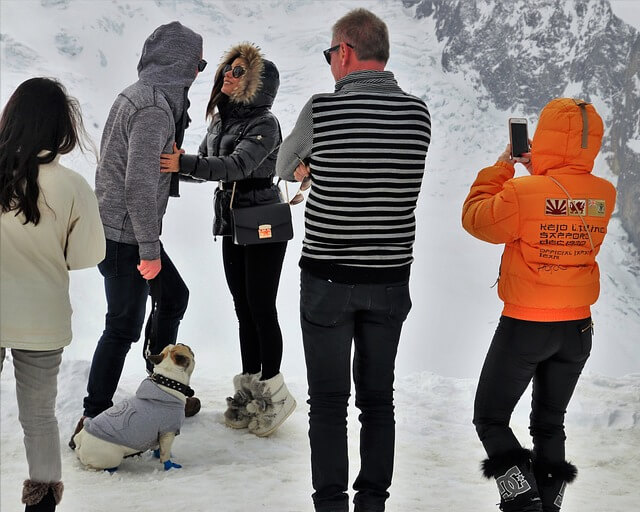 여러사람이 모여있고 어린이가 이모습을 촬여하는 모습