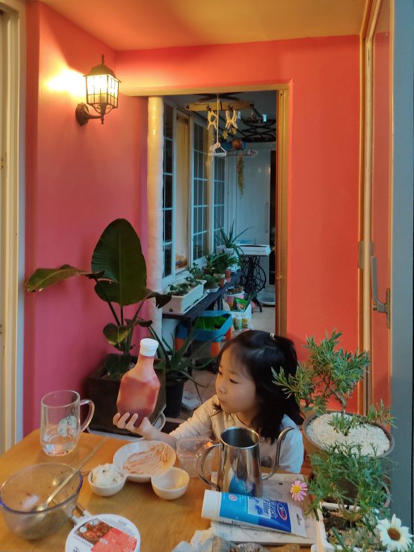 핑크색 베란다가 좋다고 저녁을 베란다에서 먹는 미루네 가족