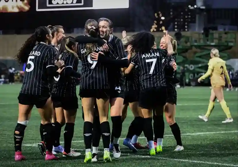 브루클린 FC 여자 축구 선수들이 메이모니데스 파크에서 골 세리머니를 하는 장면