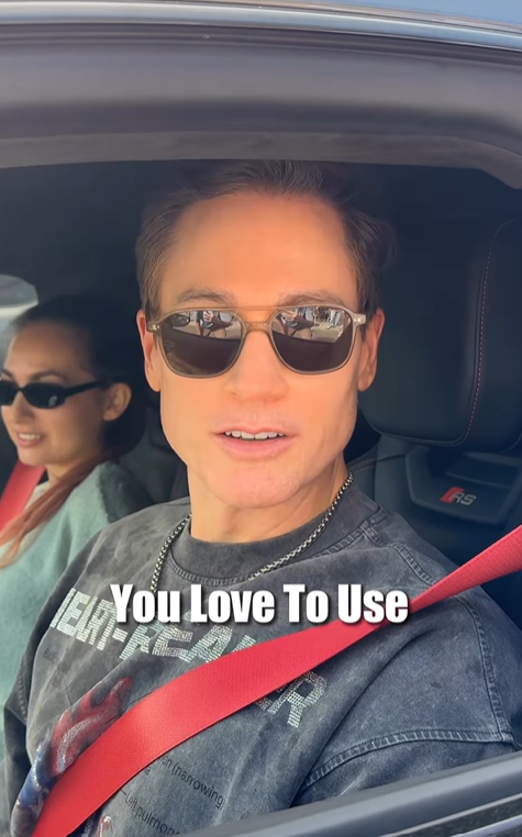 차 안에서 한 시민과 대화를 하는 브라이언 존슨