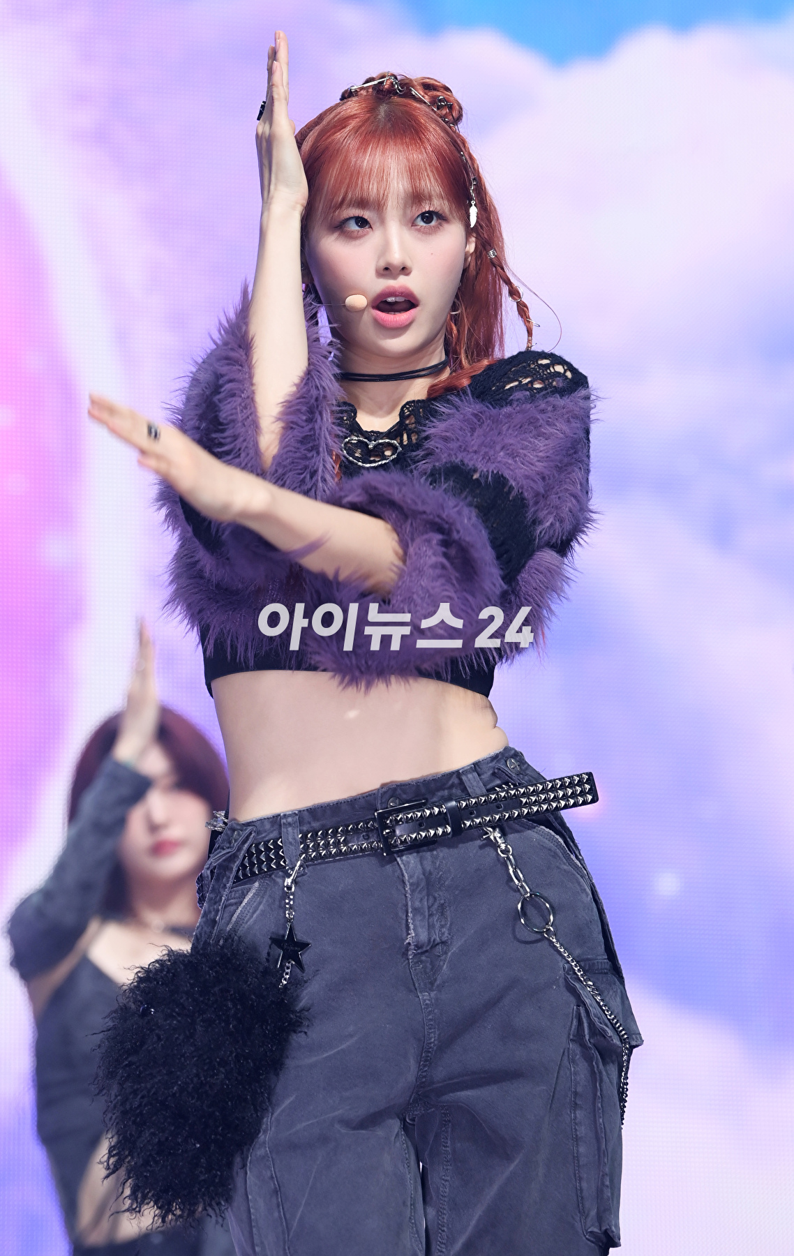 가수 츄가 18일 오후 서울 광진구 예스24라이브홀에서 열린 츄(CHUU) 첫 번째 미니앨범 '하울' 발매 기념 쇼케이스에서 타이틀곡 '하울' 무대를 선보이고 있다. [사진=정소희 기자]
