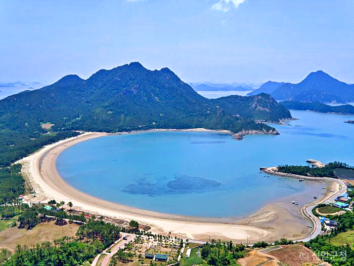 산이 바다를 둘러싸고 있다.