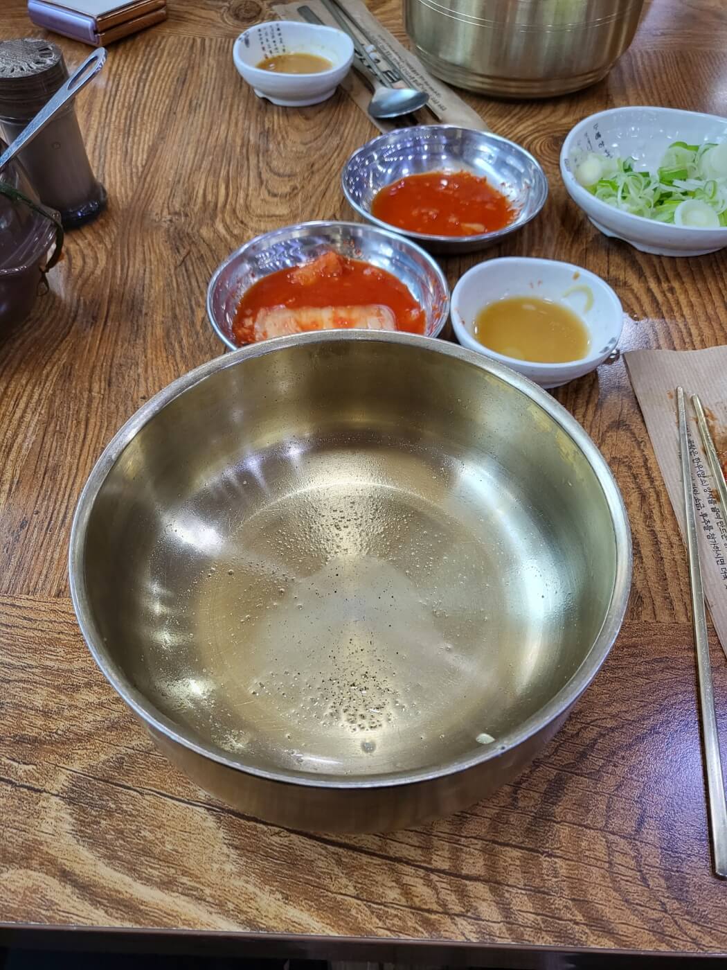 빈 국밥그릇 