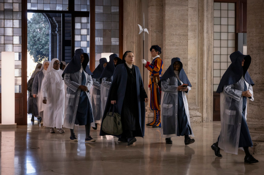 영화 콘클라베 콘클라베 준비를 위해 교황청으로 들어오는 수녀들과 아그네스 수녀