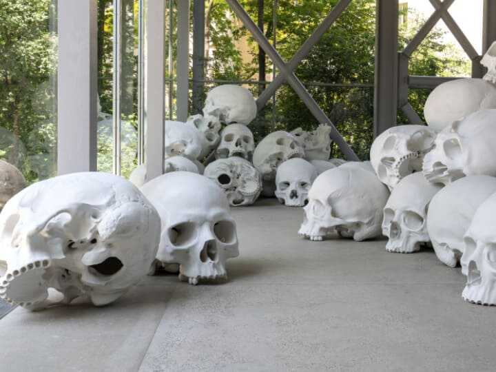 국립현대미술관 서울관(MMCA)에서 전시 중인 론 뮤익의 작품 "매스"