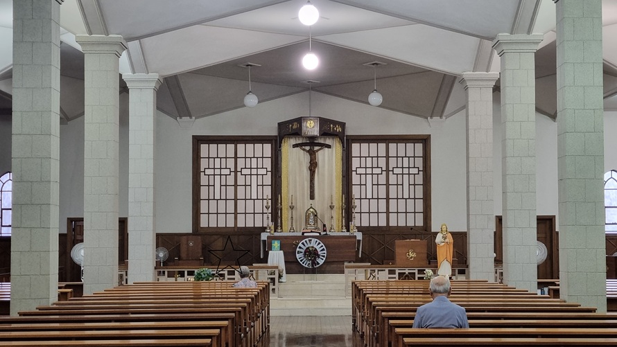 청주교구 내덕동 주교좌성당 성전 안 십자고상, 제대, 제단, 감실 사진