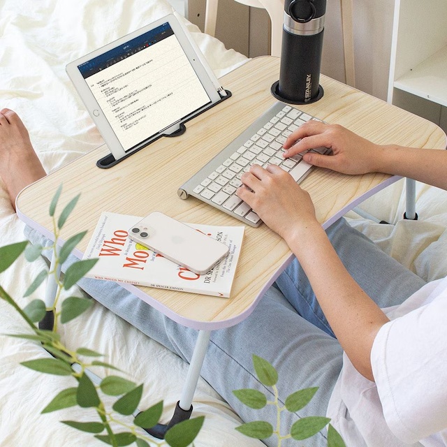 침대 위 미니 테이블, 더 아늑하고 감성적인 홈카페로 바꿔주는 핵심 아이템, 바로 침대 옆 미니 테이블입니다.