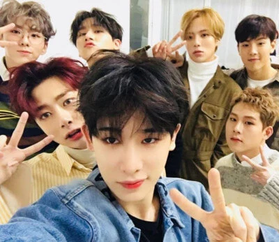 몬스타엑스-단체-셀카