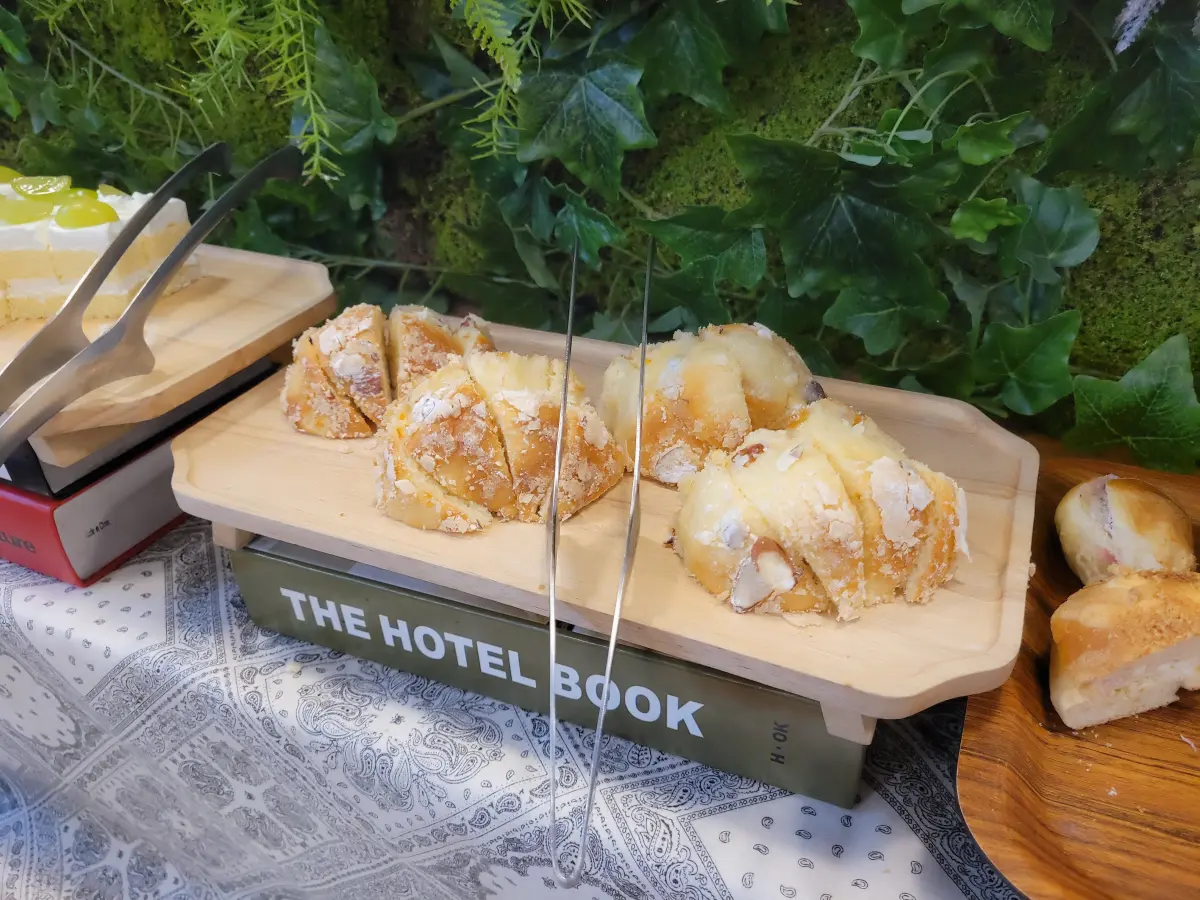 에브리데이-크리스마스-브런치-빵뷔페-레몬-빵