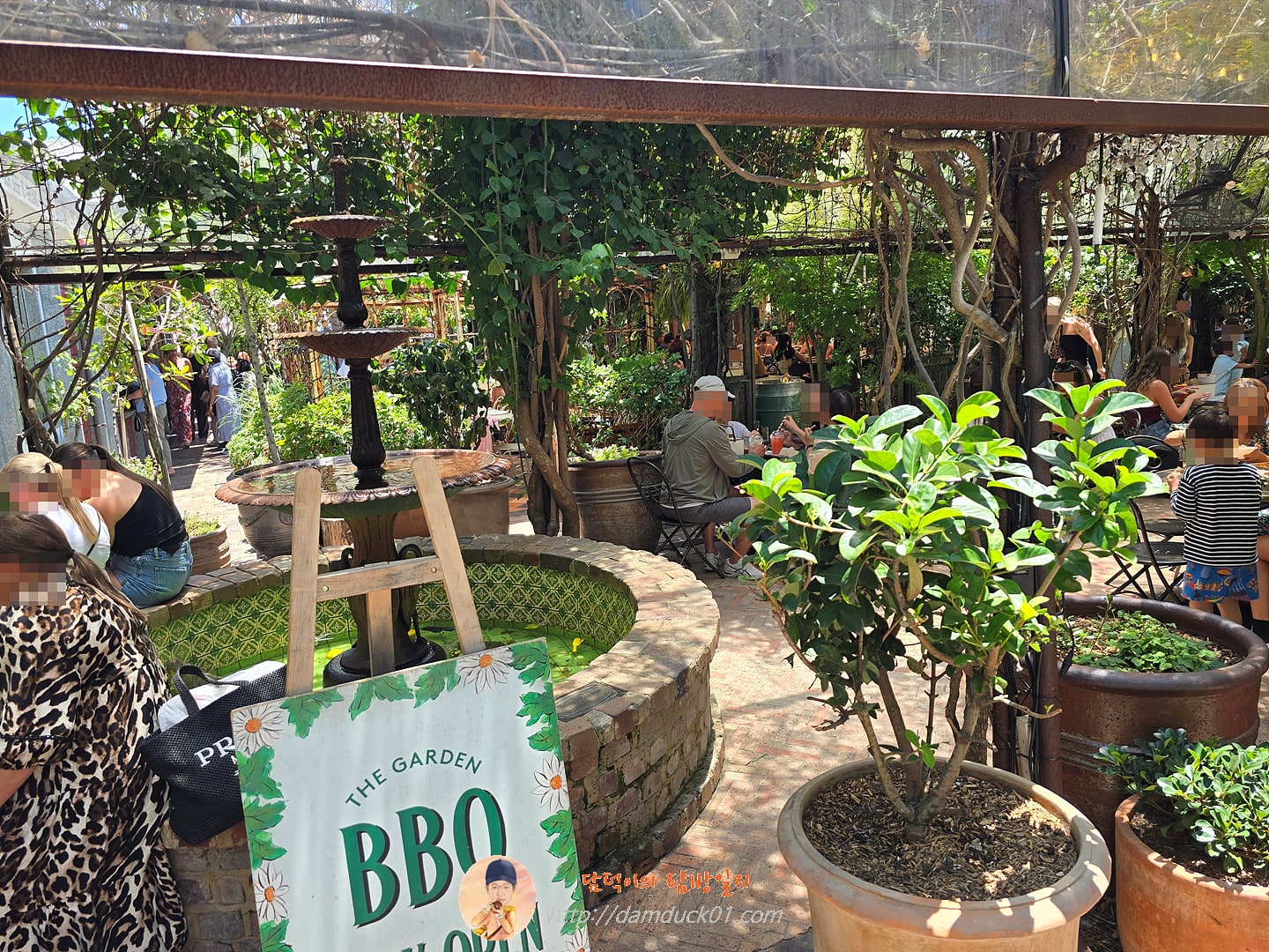 더 그라운즈 오브 알렉산드리아(The Grounds of Alexandria)