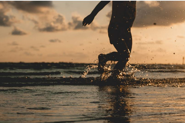 물 위를 걷는 사람 사진