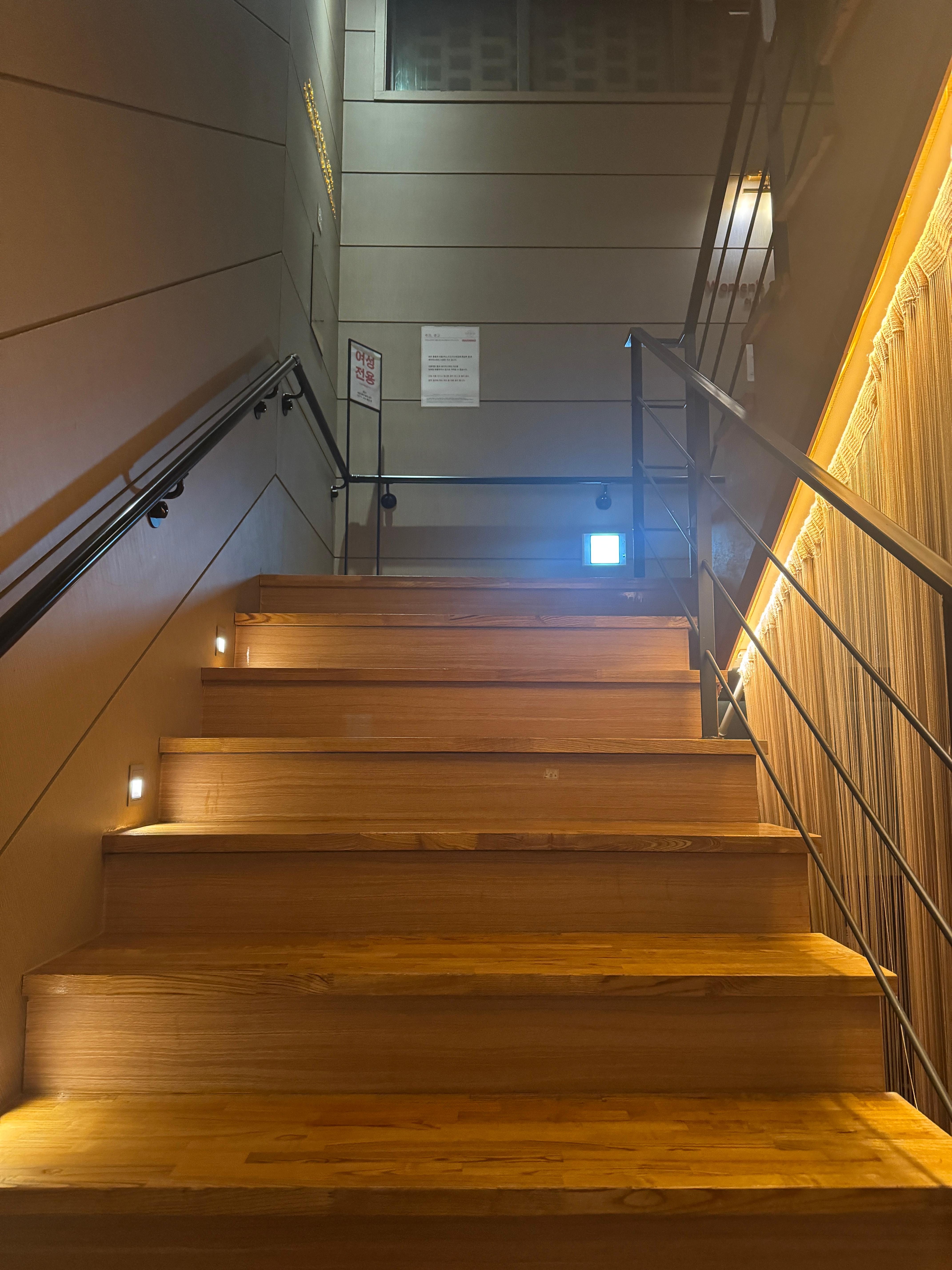 파주 네이처 스파 노천탕 이용 후 외부 계단으로 내려가는 길, 힐링을 마치고 일상으로 돌아가는 동선