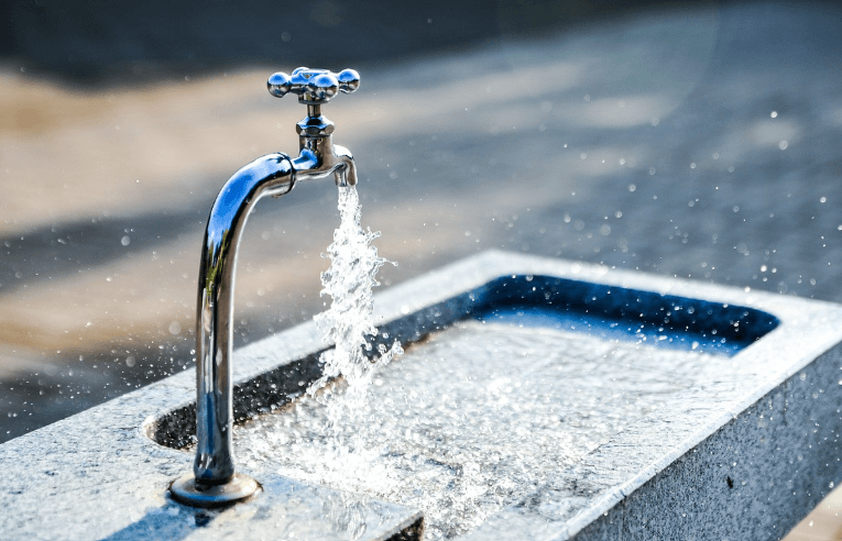 씽크대 수도에서 쏟아지는 물