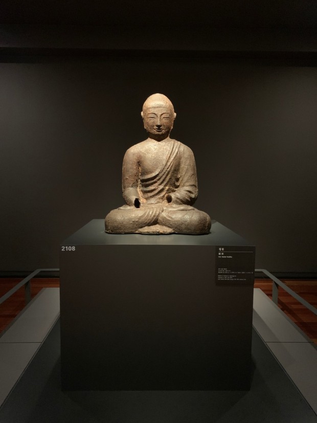 서울 중심부의 국립중앙박물관은 수천년의 한국문화유산을 보유한 박물관으로 신라의 금관 반가사트바 고려청자등 다양한 문화유산을 가지고 있따. 반가사트바는 명상적인 자세를 취하고 있는 보살의 모습으로 불교의 자비와 지혜의 본질을 나타낸다.