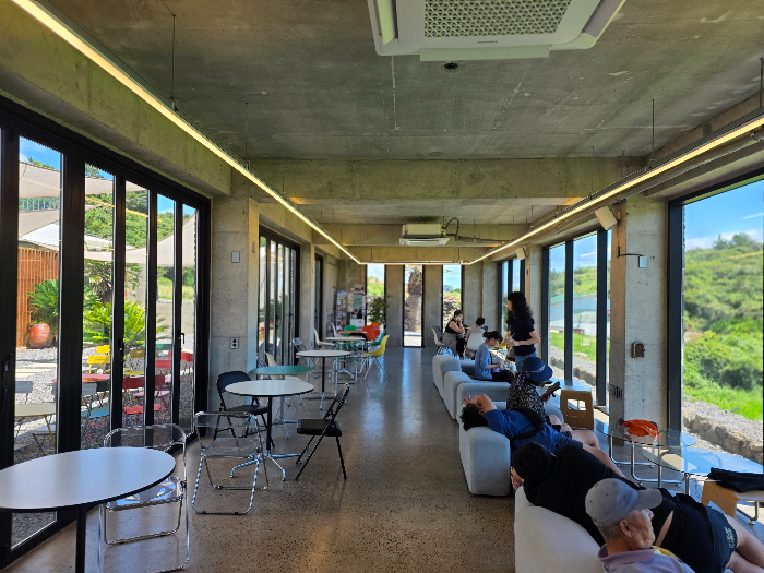 소색채본 내부 모습. 사람들이 편안하게 있다