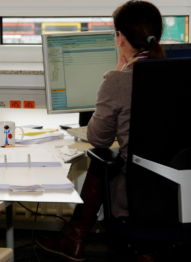 다리 꼬고 일하는 습관