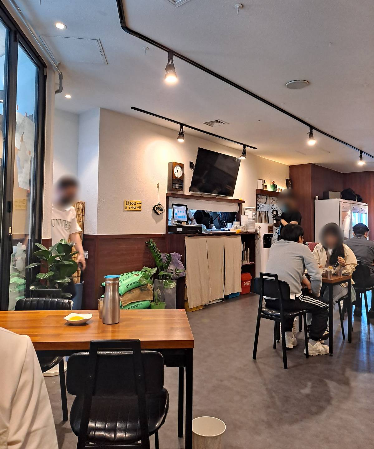 손님이 문열고 들어오심