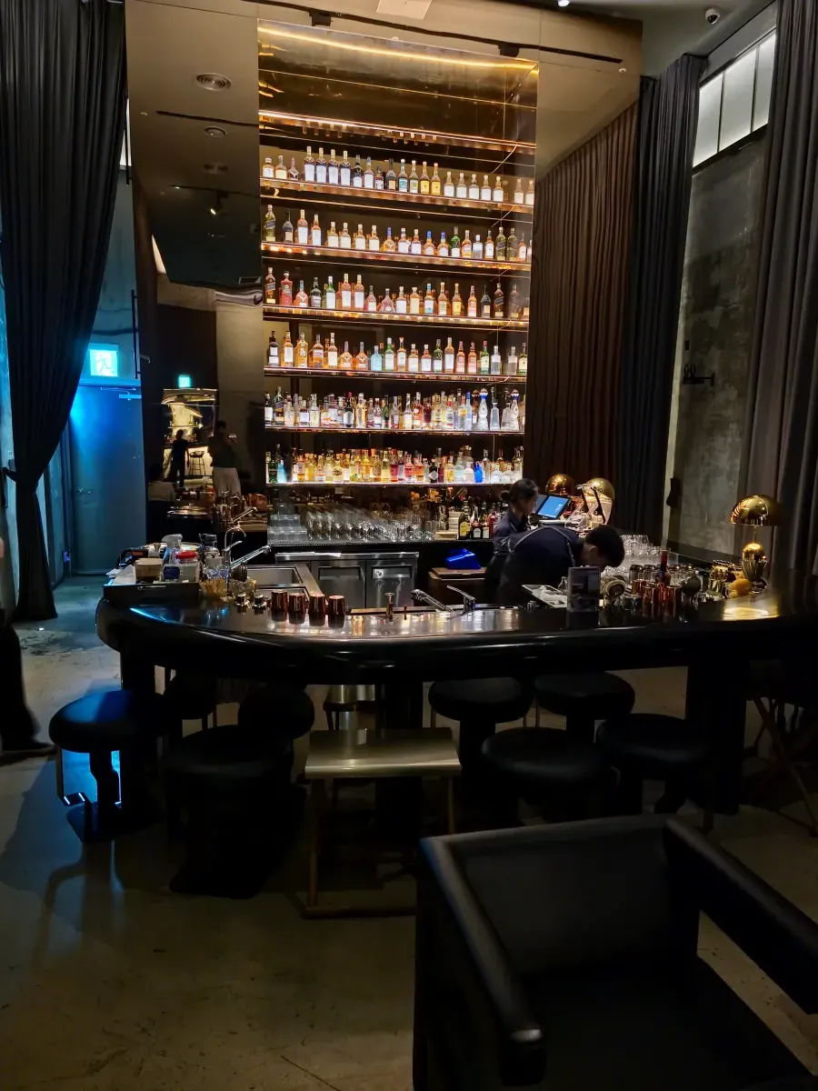 바텐더가 상주하고 있는 실내공간