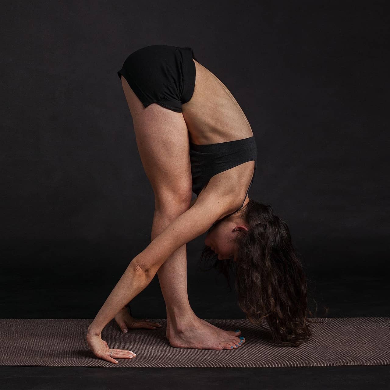 우타나사나(Uttanasana) 완벽 가이드 &ndash; 안전하게 내려가고 깊이를 키우는 전굴 기본기