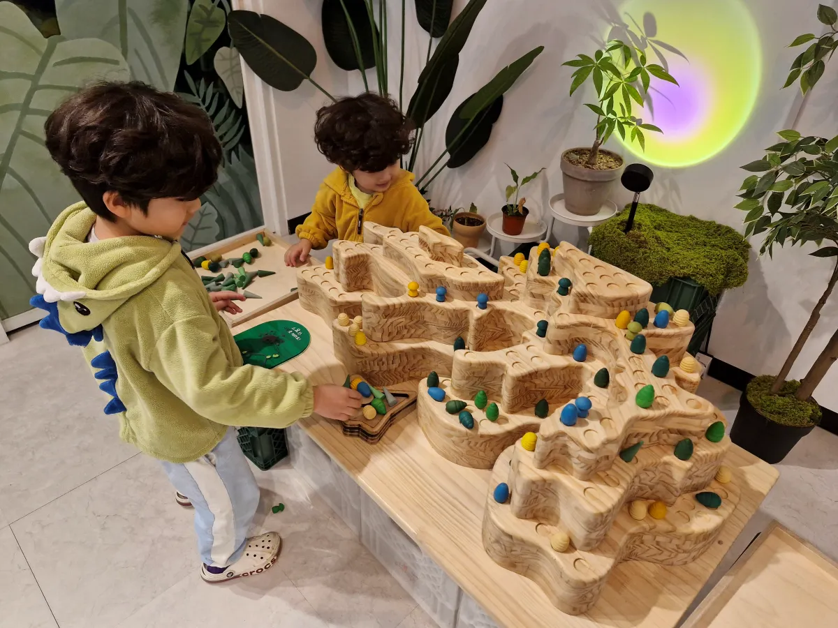 숲에-나무를-심고-있는-아이들