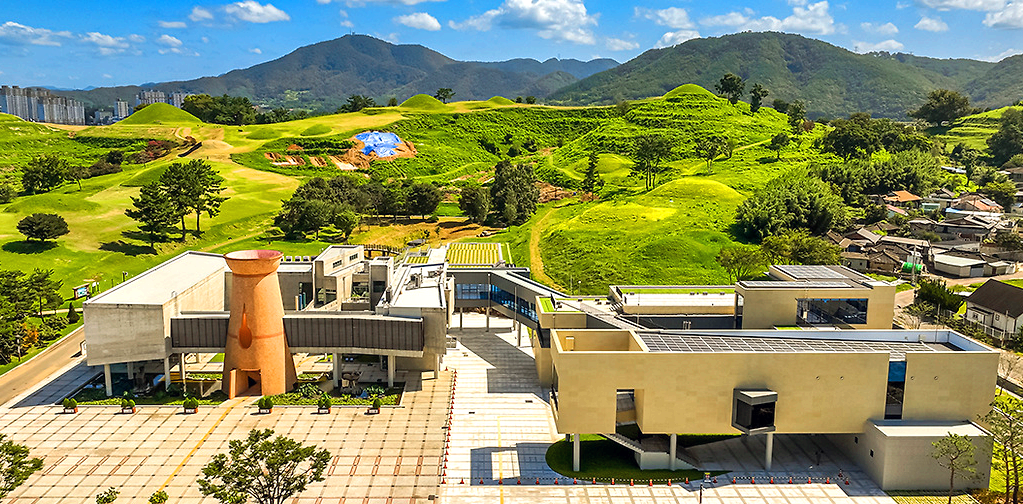 함안박물관 외부모습과 말이산고분군