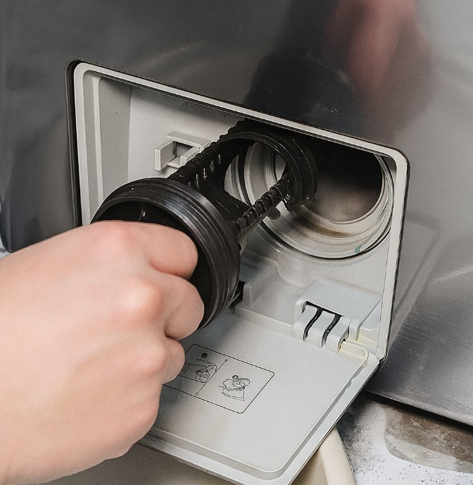 배수필터를 분리하는 모습