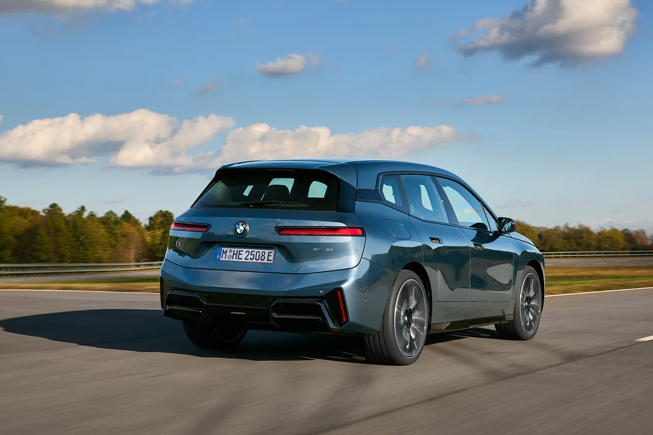 BMW iX 자동차 이미지