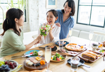 세명의 여성이서 식사중인 사진